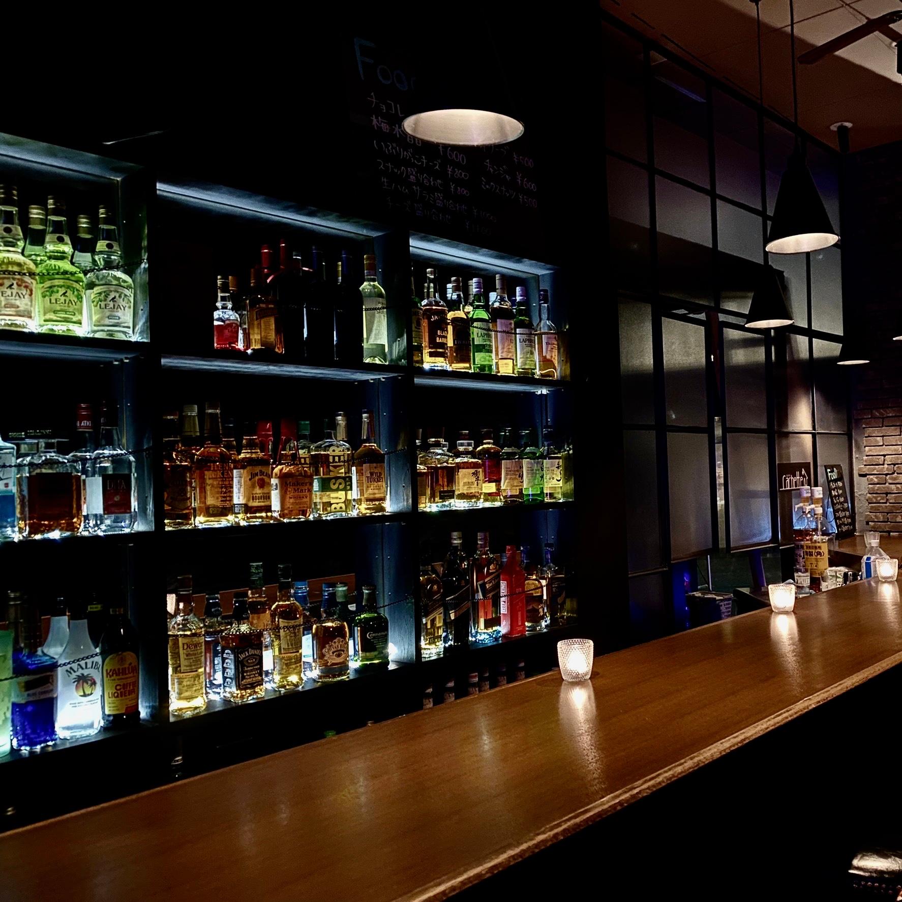 サカキ　バーカウンター シックなバーカウンター - Picture of Casablanca Silk Marunouchi