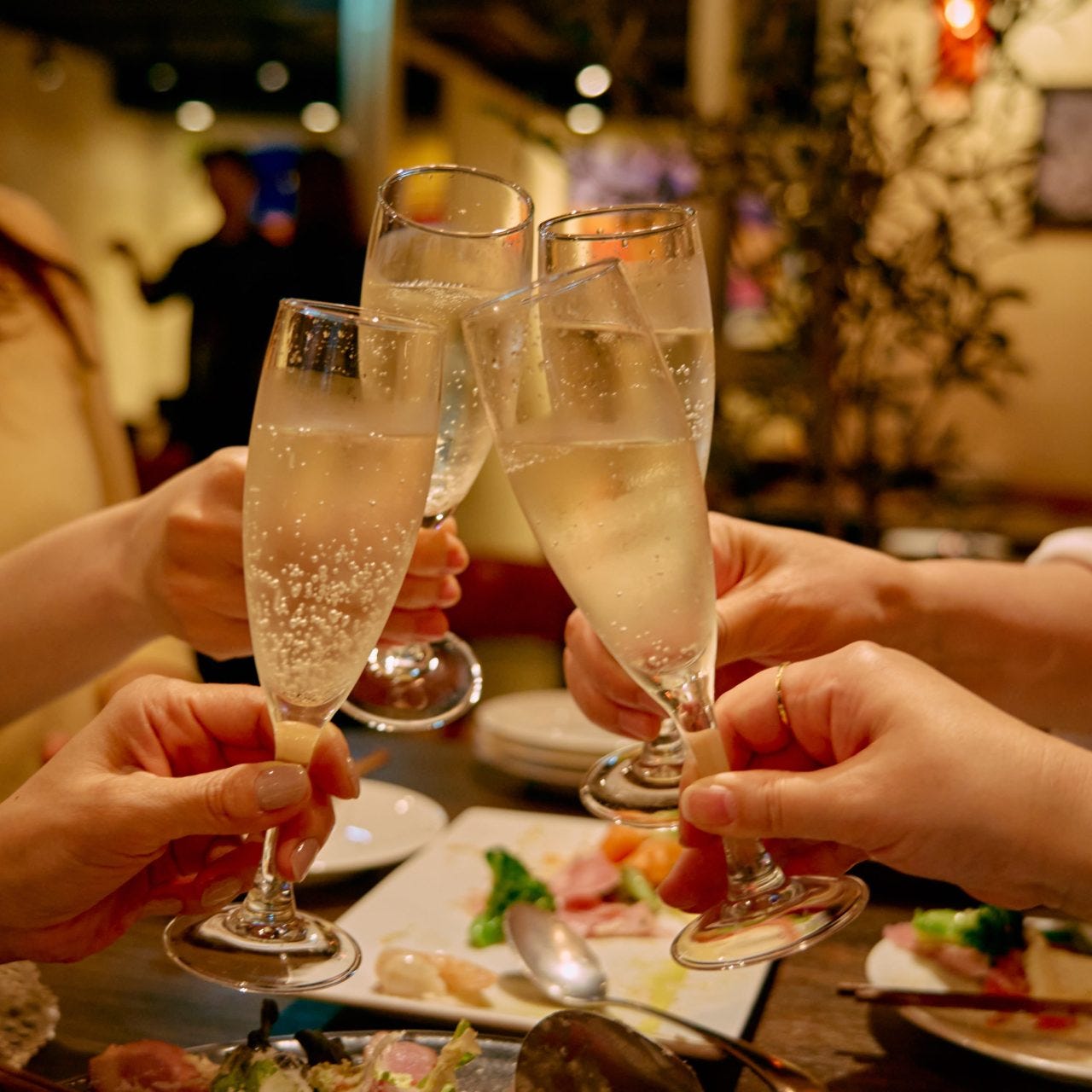 ゆったりソファ 個室 ロジック 難波店 イタリア料理 樽生店 サントリーグルメガイド