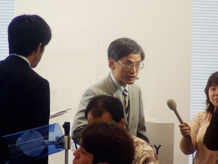 思わず「紫です」と言ってしまった囲み取材の様子