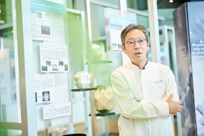 サントリーのさまざまな研究についての情報が展示されているエントランスにて