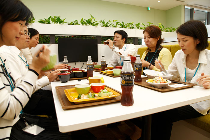 食事中は黒烏龍茶で脂肪吸収抑制