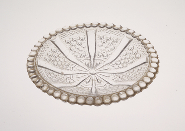 プレスガラスの美　サントリー美術館 プレスガラス水玉八つ割文皿 コレクションデータベース