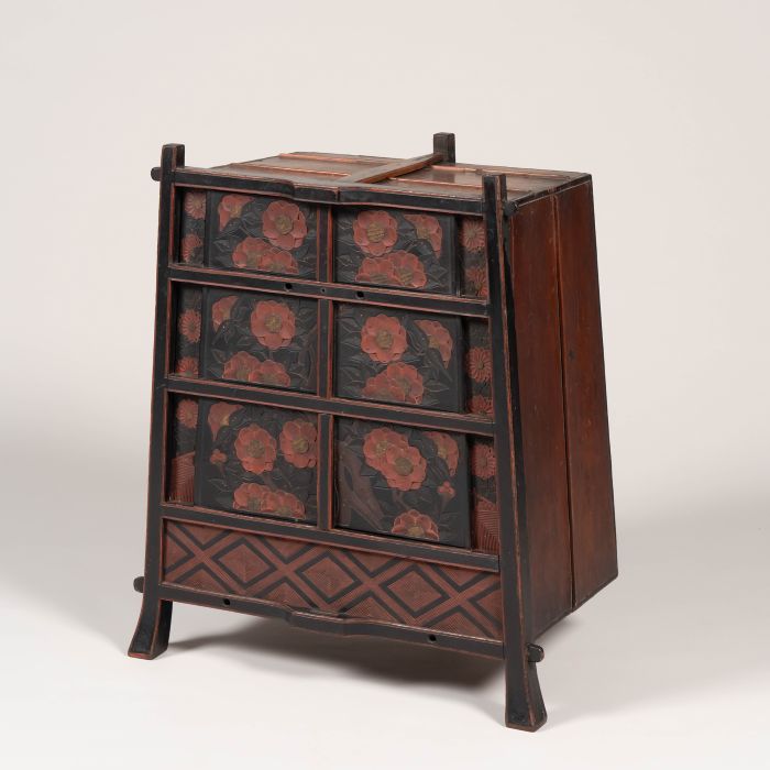 《椿彫木彩漆笈》―祈りの椿