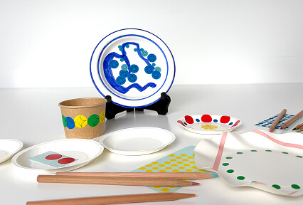 紙皿や紙カップをシールで飾り付けたオリジナル食器の例
