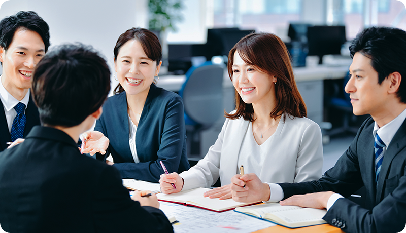 活発に意見を交わす会議。高い従業員エンゲージメントがうかがえる光景