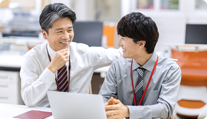 部下からのこまめな「報連相」を、上司が笑顔で受け止めている様子
