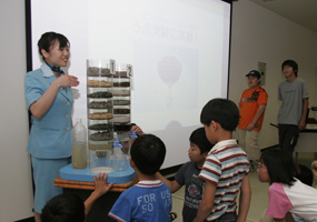 2013年「夏休み天然水親子ツアー」サントリー天然水白州工場で開催