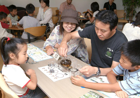 2013年「夏休み親子環境見学会 ～親子で体験！サントリー ウーロン茶～」サントリー高砂工場で開催