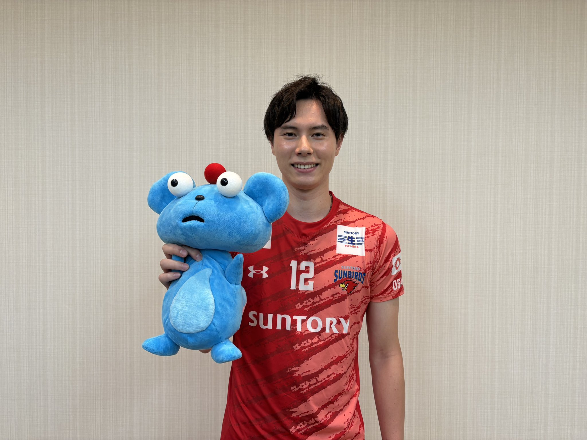 髙橋藍選手と初対面し、ツーショットに成功したみちの助