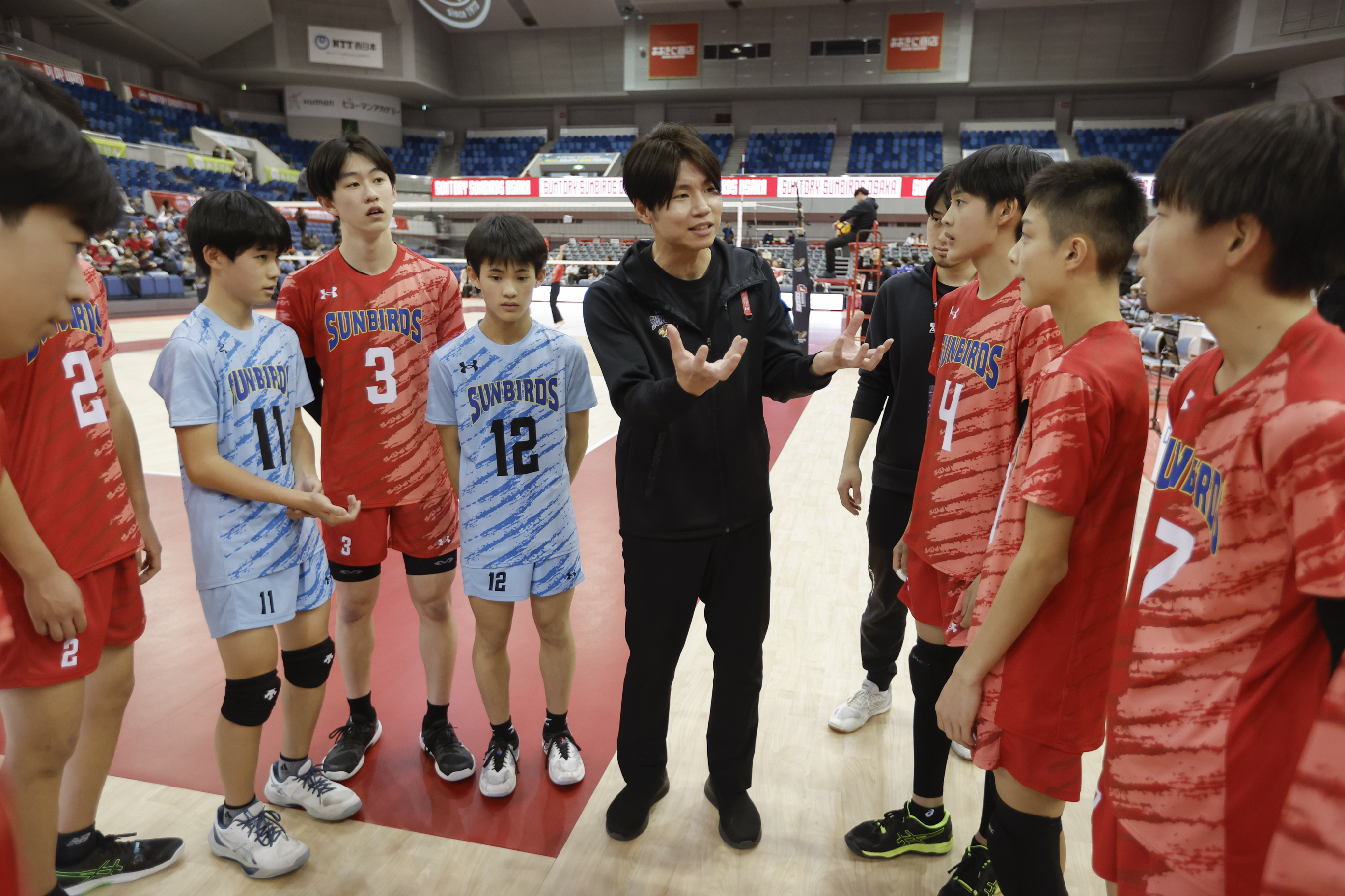 U15の選手と対話する松崎氏