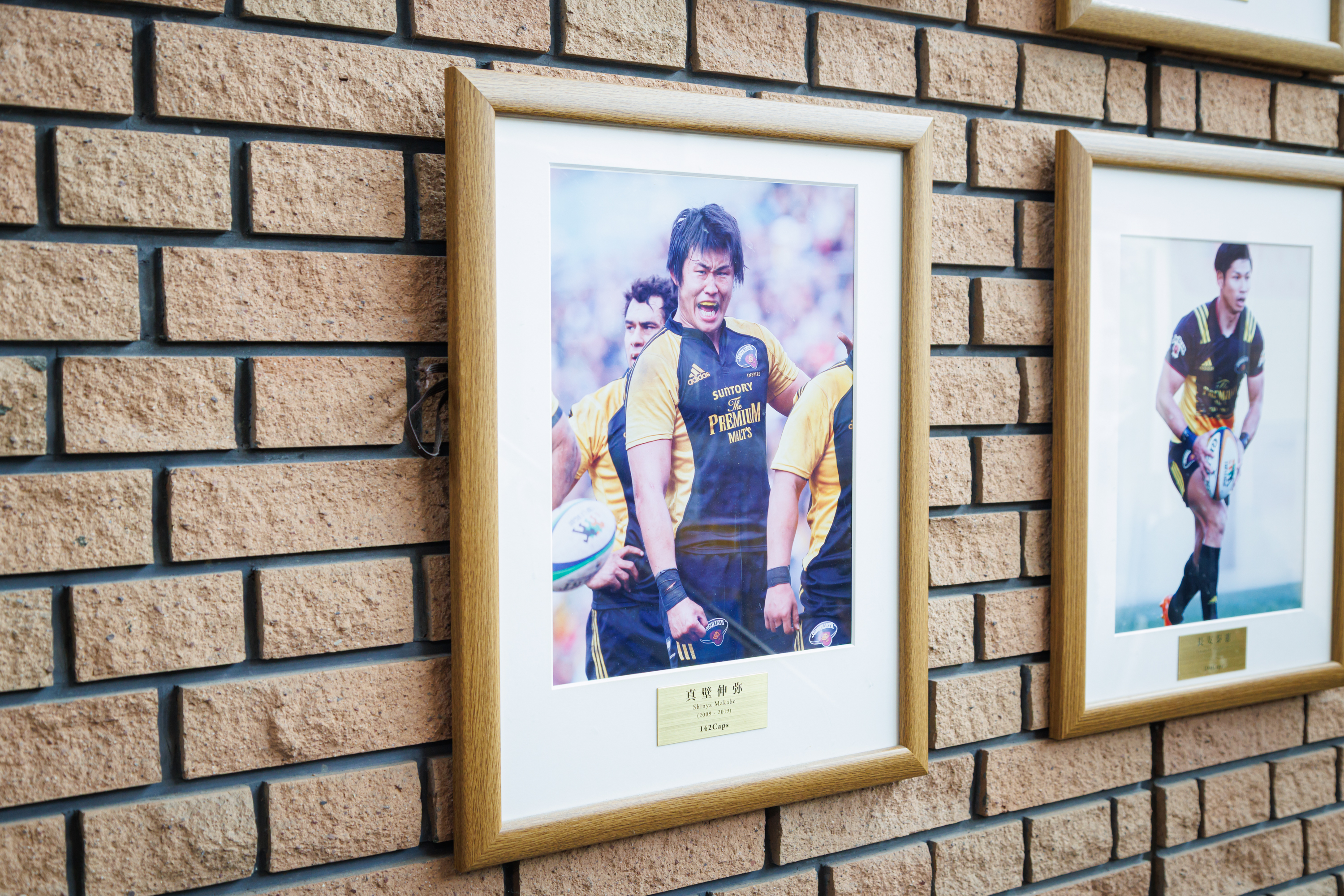 クラブハウスに飾られる現役時代の真壁さんの写真パネル ©HALF TIME / Yusuke Usui