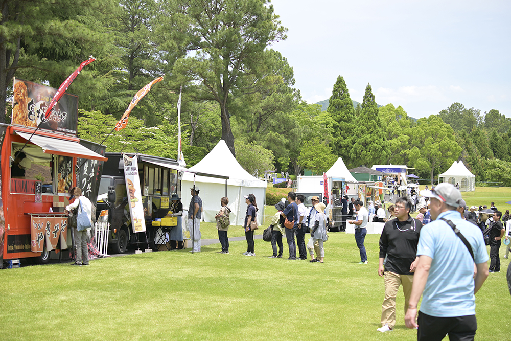 芝生の上で過ごせる飲食エリア