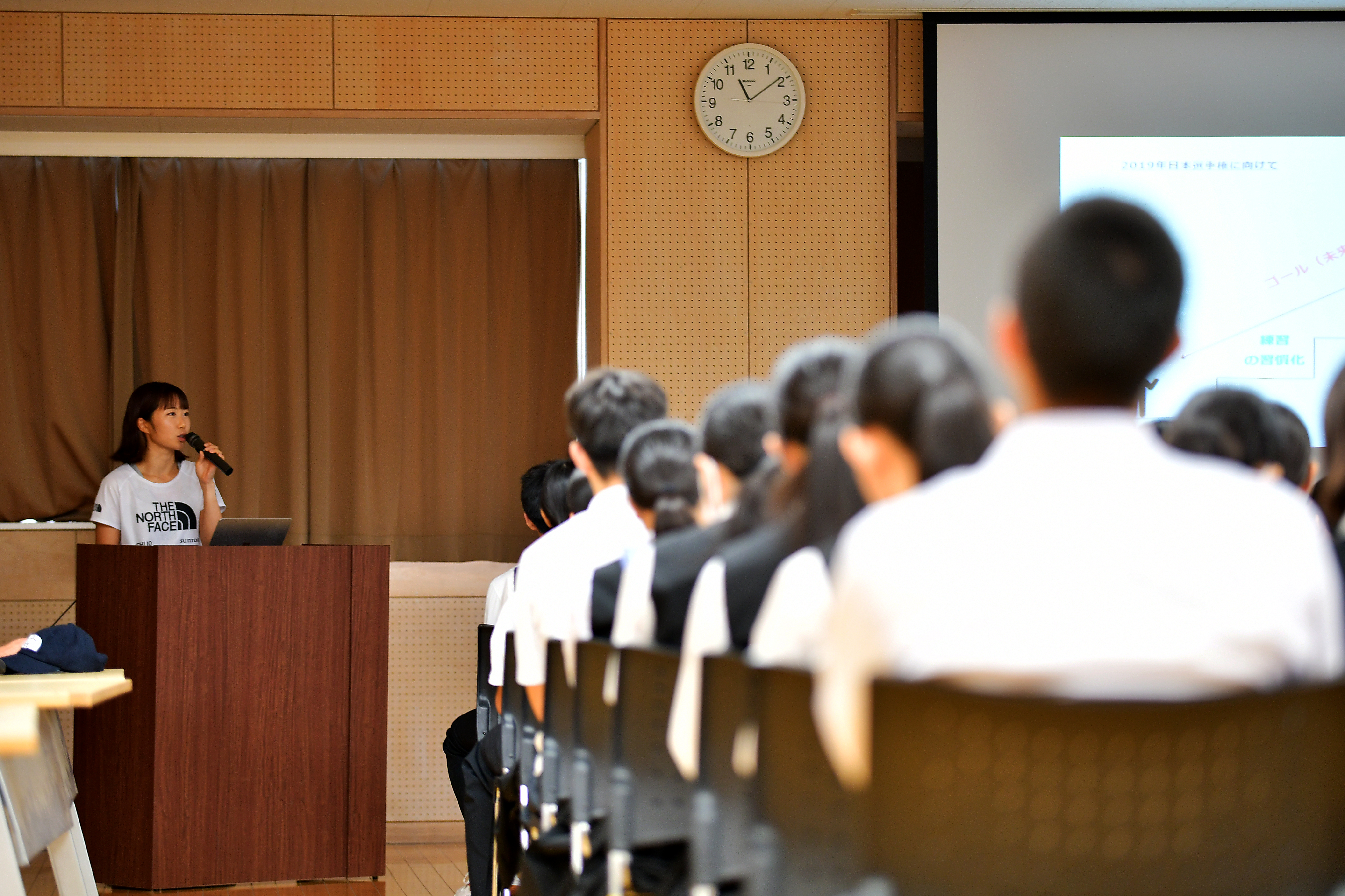 高校生に向かって話す上田選手