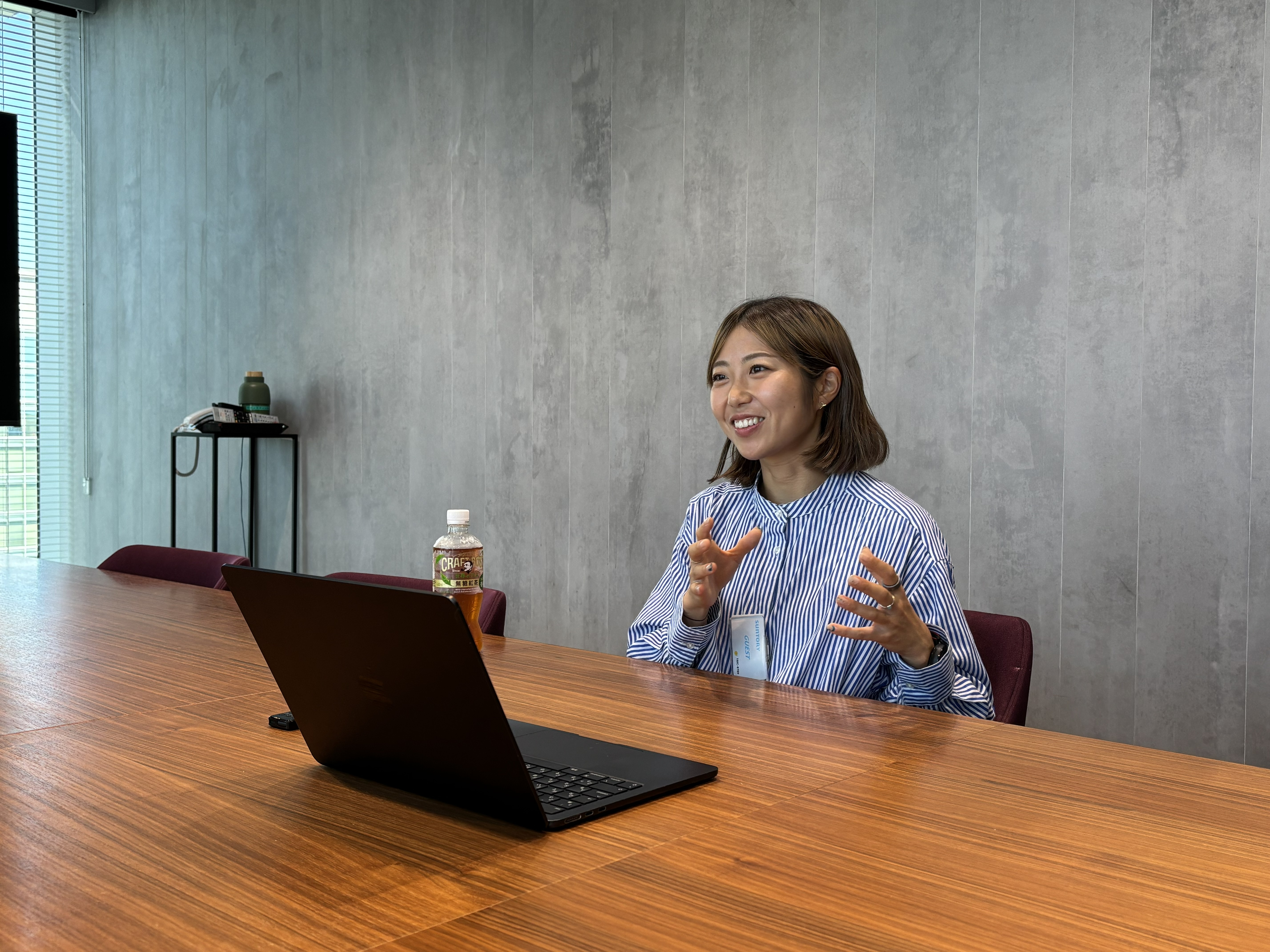 インタビュー中の上田選手