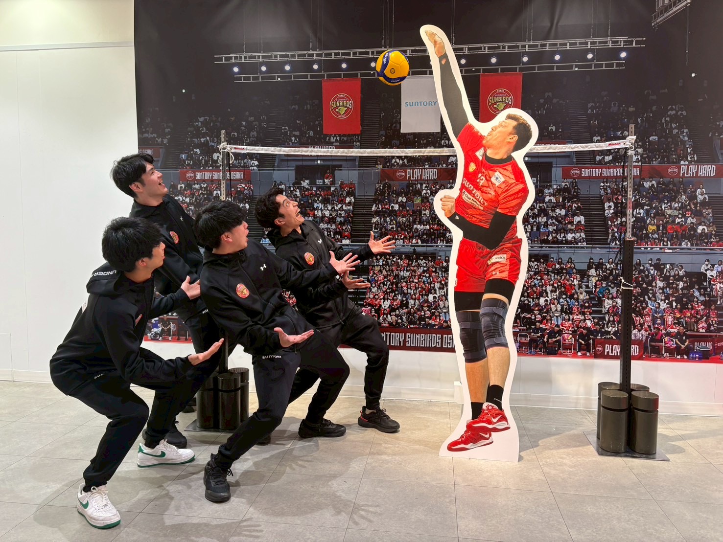 フォトスポットを楽しむサンバーズ選手