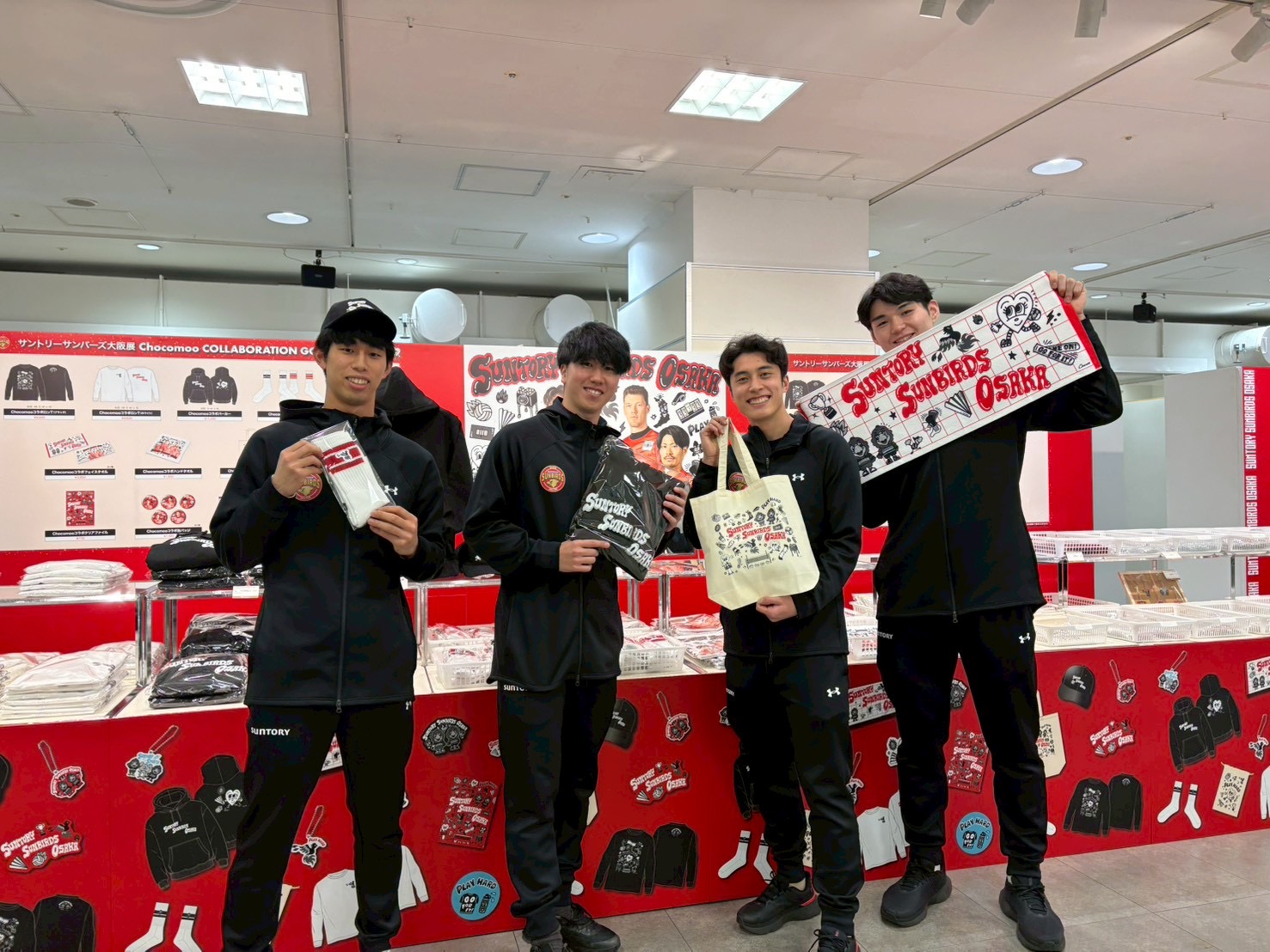 コラボグッズを手にする選手たち