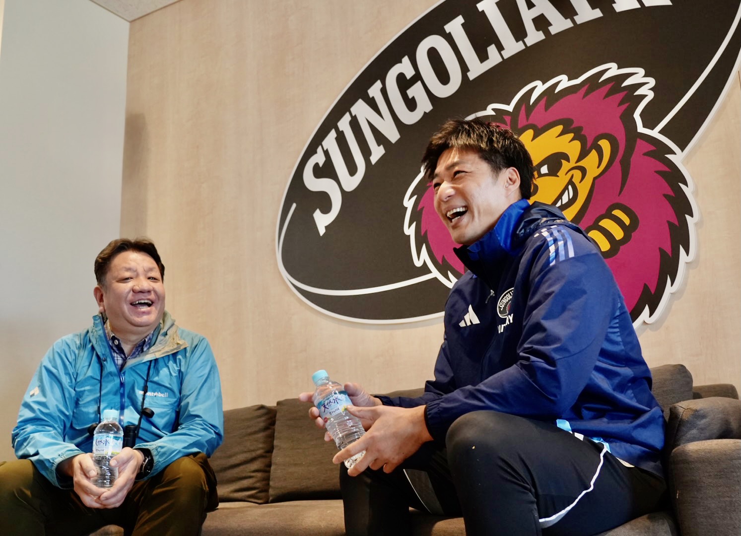 サンゴリアスロゴ前で笑うお二人