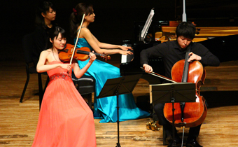 左から　白井麻友、高橋里奈、秋津瑞貴