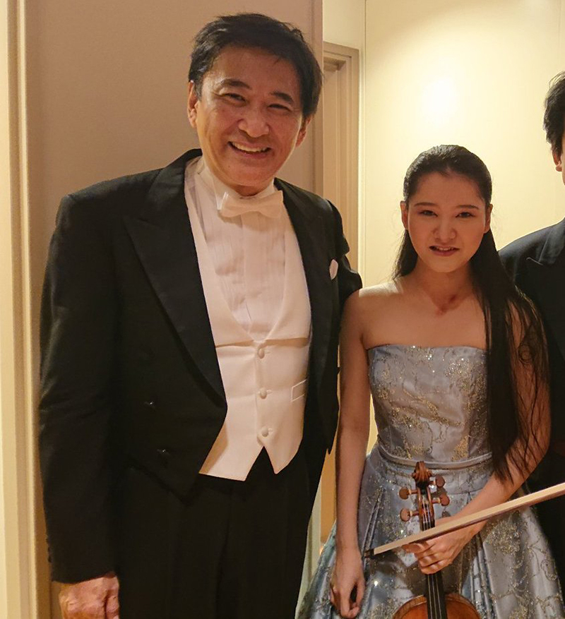 藤岡幸夫氏と服部百音さん（2018年10月、サントリーホール）