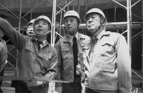 サントリーホール建設現場にて作曲家 故・芥川也寸志（中央）と佐治敬三