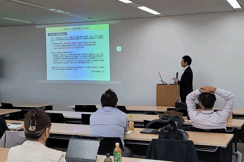 DRINK SMARTアンバサダー研修の様子。オンラインとのハイブリッド形式で行われた研修には、お客様とのつながりの深い営業職以外の社員も多く参加。