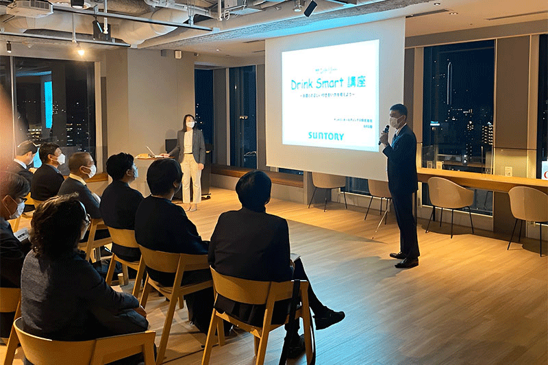 新アンバサダーによる社外でのDRINK SMARTセミナーの様子。認定を取得したその月に早速セミナーを開催したアンバサダーも。積極的に適正飲酒の知識を広めています。