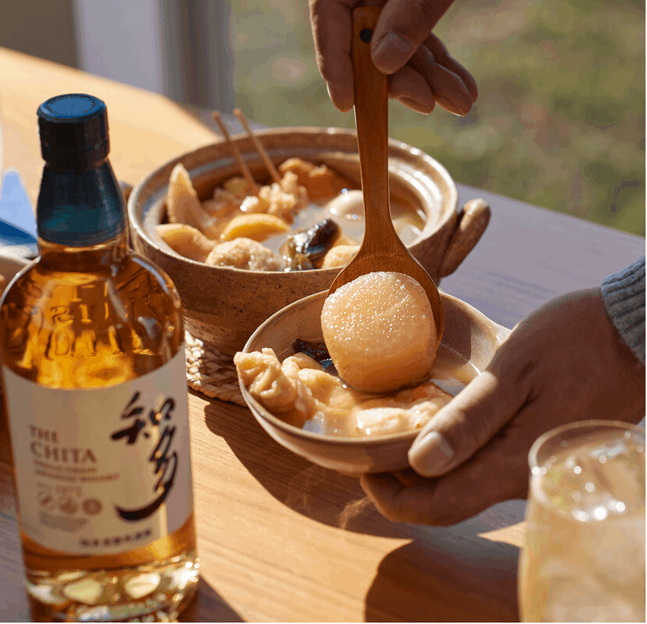 材料は夏野菜の代表格、トウモロコシ。初夏から初秋にかけて旬を迎え、自然の甘さを存分に味わえるのが魅力の食材です。皮をむいて実を包丁でそぎ落したら、衣をまぶしてかき揚げに。約180℃に温めた油で、両面をカリッと揚げるのがポイントです。枝豆や桜エビなどを混ぜ込んで、色鮮やかに仕上げるのもいいですね。