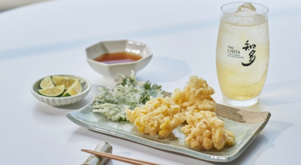 晴れた日の昼下がり、夏ならではの一品「トウモロコシのかき揚げ」をあわせて、「知多　風香るハイボール」をどうぞ。澄んだ琥珀色に閉じ込められた、トウモロコシ由来の甘さや穏やかな香味を感じてください。