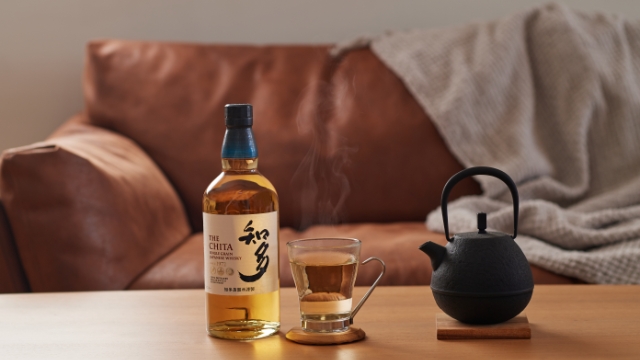 日が暮れて肌寒さを感じたら、「知多」のお湯割りをお試しください。湯気とともに立ち昇る甘い香りがほんわりと広がり、心地よいひと時をもたらします。