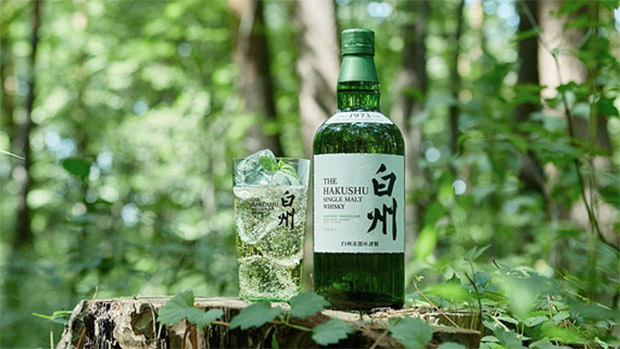 南アルプスの山々のふもと、約82 万平方メートルもの豊かな森に囲まれた「森の蒸溜所 白州」。地下水として出てくるまでに何十年、ウイスキーとして熟成するのに何十年とかけて味わい深くなる