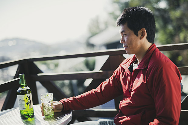 「白州」を飲むときはたいていハイボール、という角幡氏。「やっぱり白州はおいしいな」