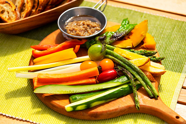 写真家になる前は、バーテンダーや厨房に立っていた経験もあるという見城さん。実は料理も得意で、キャンプではもっぱら料理長を務める腕前だとか。「今日は野菜たっぷりのバーニャカウダと、スキレットひとつでできる簡単なアクアパッツァがいいかな。どちらもさっぱりしてて、ニンニクの風味は食欲もわきますよ」[色とりどり野菜のバーニャカウダ]