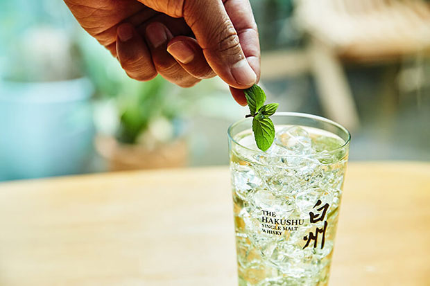 「森香るハイボール」に一欠片のミントを入れることで、より「自然感」は際立つ。