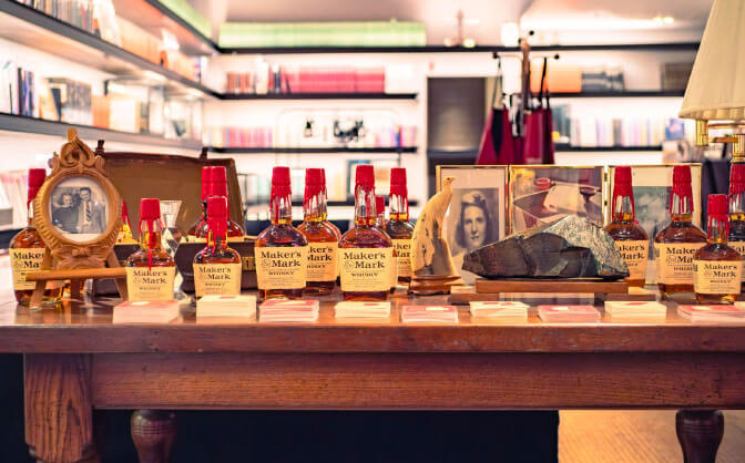 ビル&マージー夫妻の写真がディスプレイされたコーナー