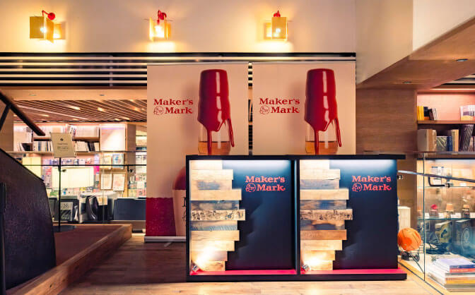 2階への踊り場に設置された受付ブースもMaker’s Mark一色