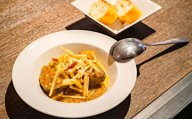 豚肩ローストりんごのウイスキー煮込み