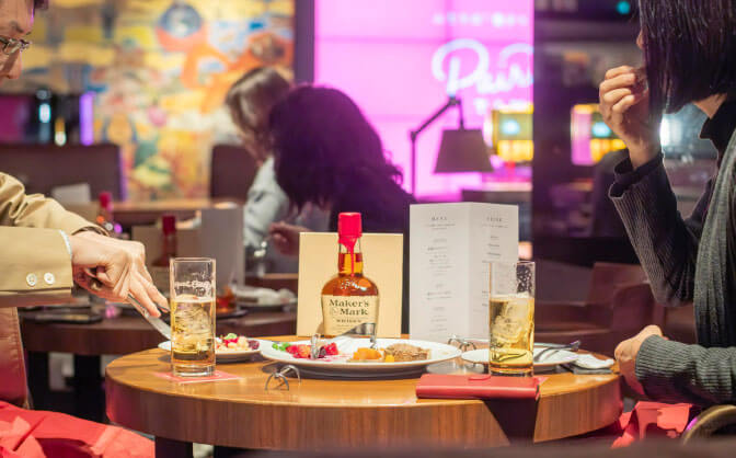 ワンプレートに盛り付けられた料理をおふたりでシェアして