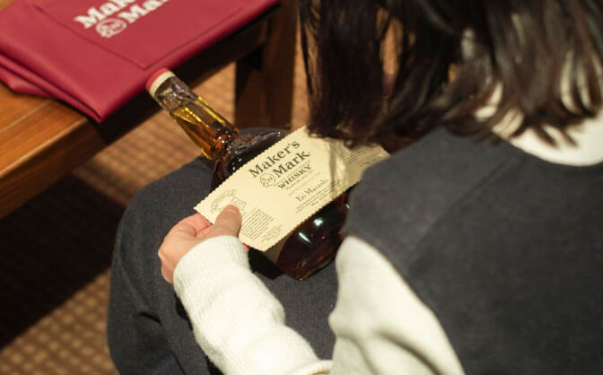 緊張の一瞬。ずれないようにラベルを貼る作業