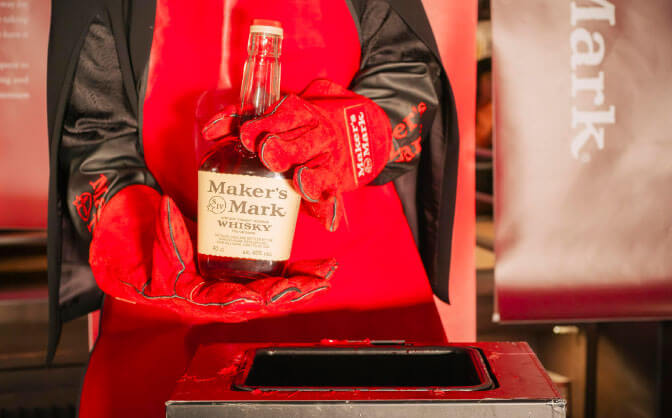 ロウの温度は高温のためエプロンとグローブ、アームカバーをつけて、ディッピング開始