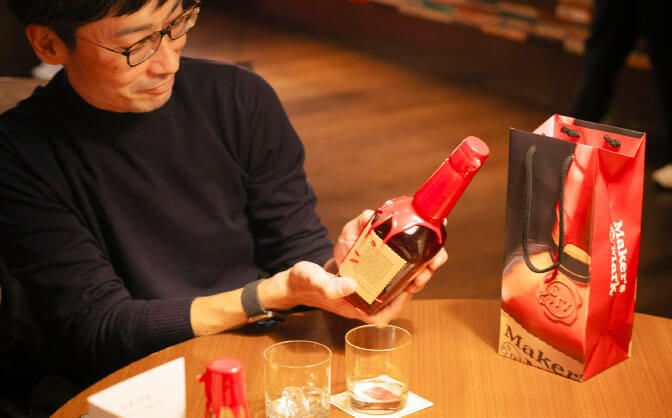 封ろうの出来ばえに笑顔がこぼれる