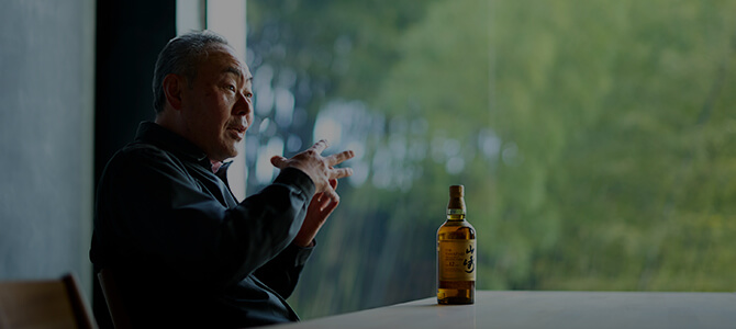 山崎のボトルを前に話をする藤井工場長の画像