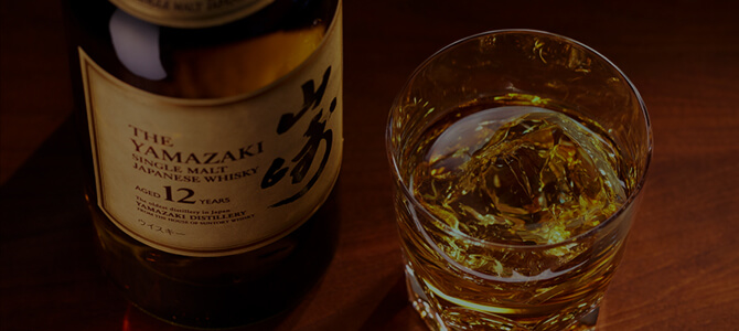 山崎のボトルとグラスの画像