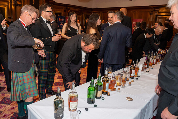 テイスティングをする様子