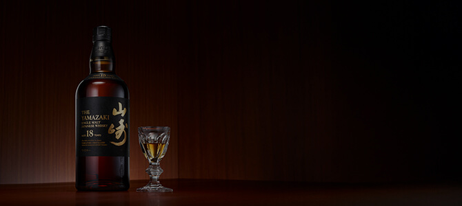 山崎18年のボトルとグラスの画像