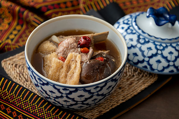 キヌガサダケとスペアリブの薬膳蒸し煮 （ゲーンチュー ユアパイ）