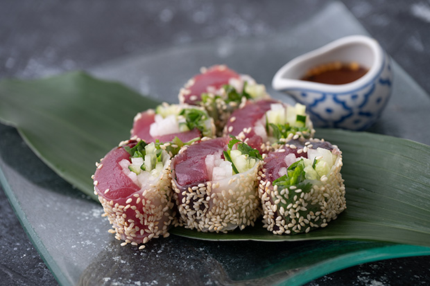 鰹の生春巻　胡麻をつけて香ばしく