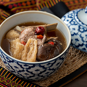 キヌガサダケとスペアリブの薬膳蒸し煮 （ゲーンチュー ユアパイ）