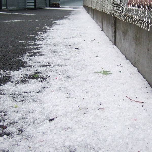 5月11日の降雹で、エイジンヌの路上はあたかも雪化粧のよう。
