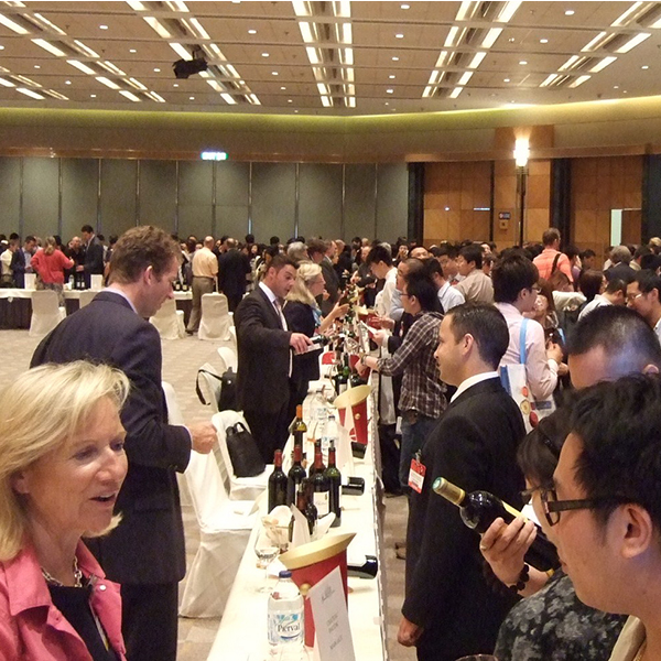 熱気に包まれるVINEXPO香港のグランクリュ試飲会場。