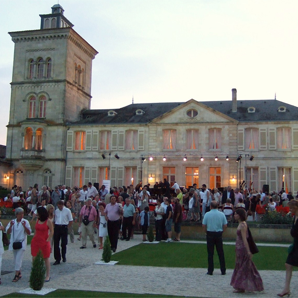 シャトー中庭での野外コンサート